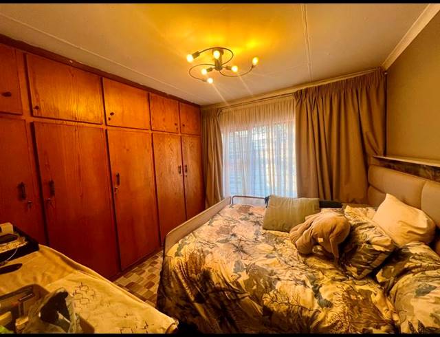 5 BEDROOM HOUSE FOR SALE IN MABOPANE UNIT C